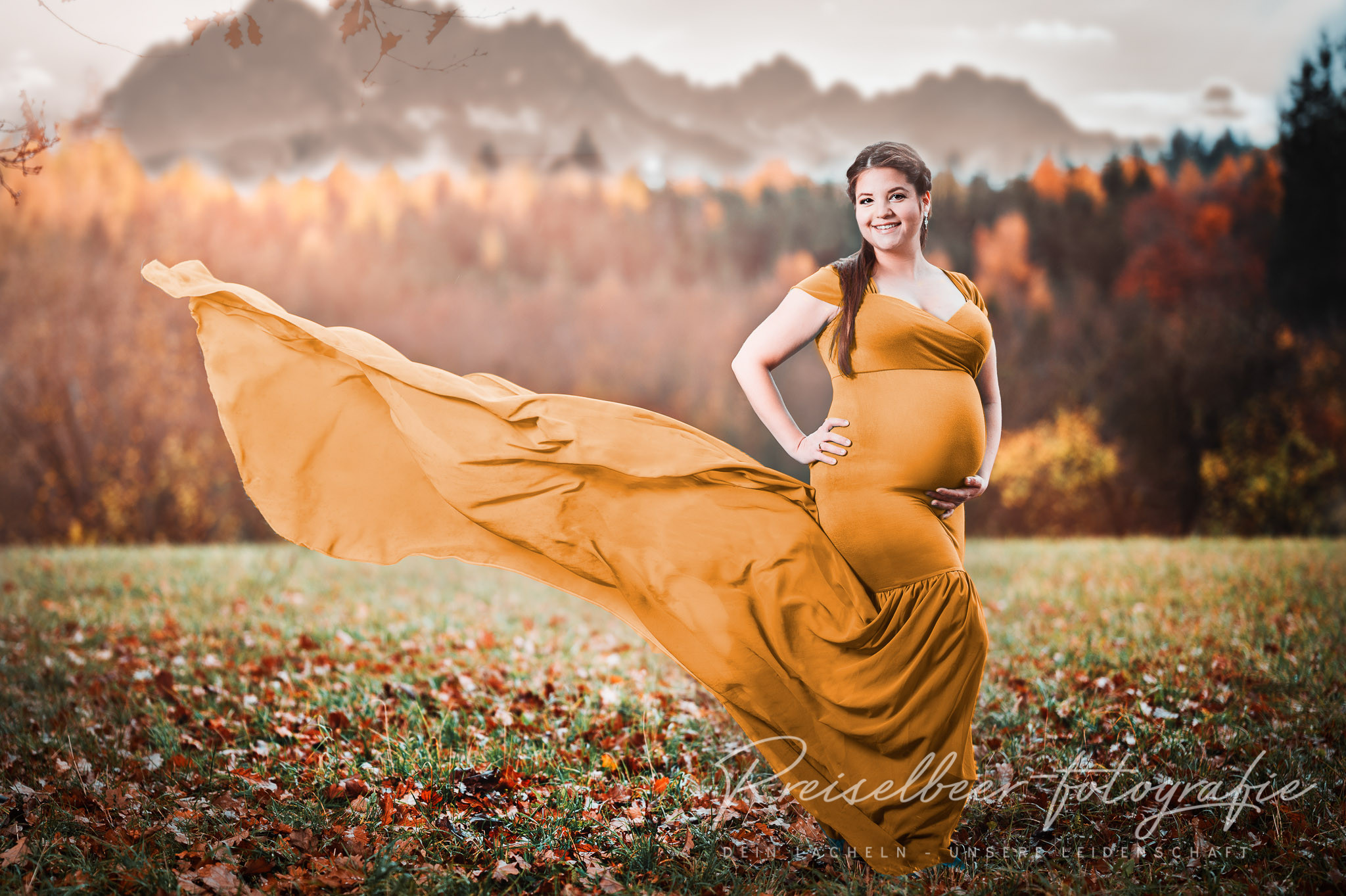 Babybauch-Fotografie Augsburg – Schwangere im goldenen Kleid beim Outdoor-Shooting