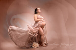 Künstlerisches Babybauch-Shooting Donauwörth – Schwangere in fließendem Kleid