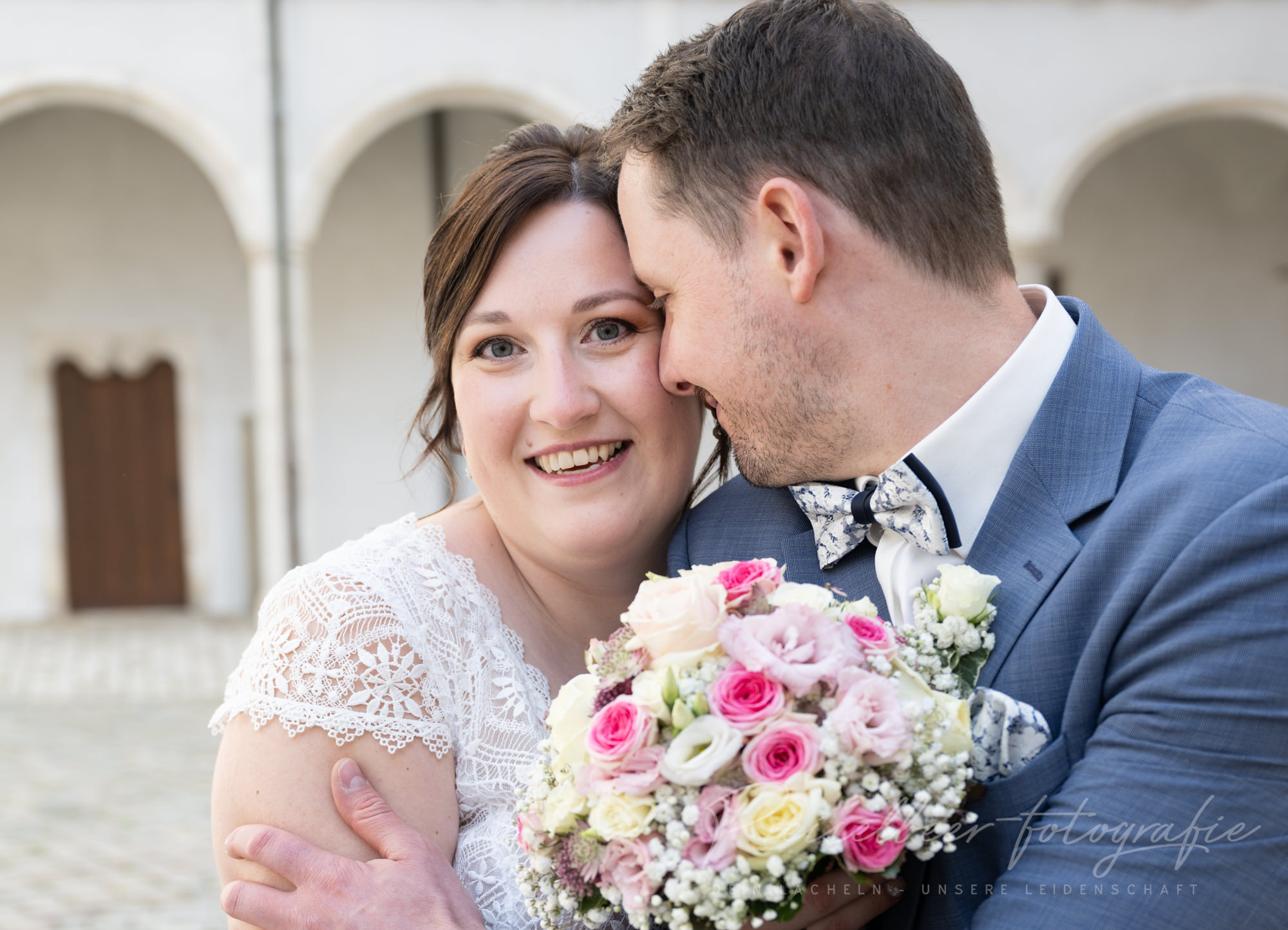 Hochzeitsfotografie Neuburg an der Donau – Brautpaar beim Paarshooting mit Blumenstrauß