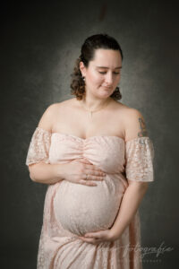 Babybauch-Shooting Dillingen – Schwangere im rosa Kleid im Fotostudio
