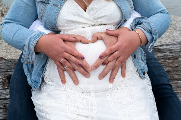 Babybauch-Shooting Neuburg an der Donau – Hände in Herzform auf dem Babybauch