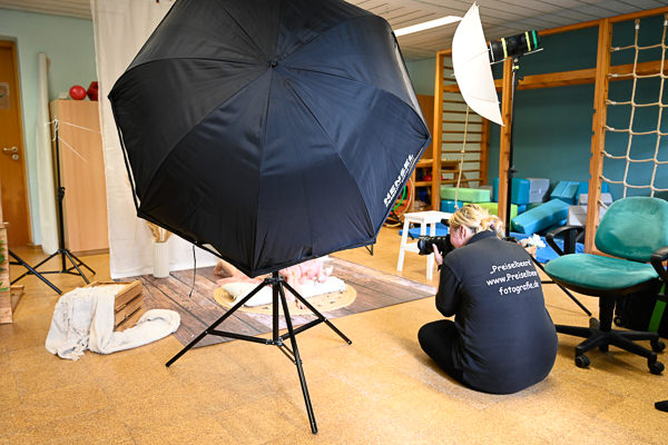 Voller Einsatz beim Fotografieren der Kinder im Kindergarten