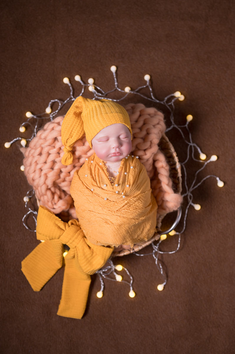 Newborn Shooting Donauwörth – Baby im gelben Outfit mit Lichterkette