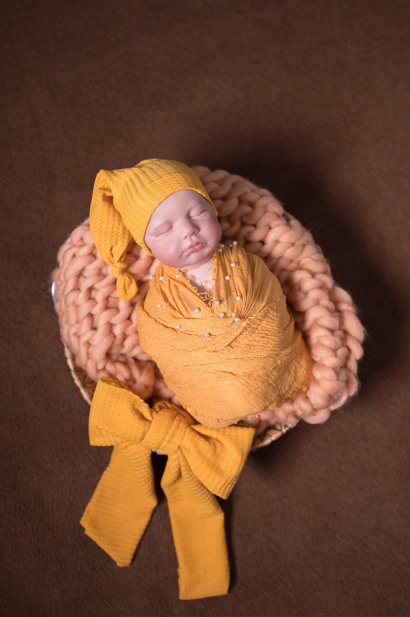 Newborn Shooting Donauwörth – Baby im gelben Outfit mit Schleife